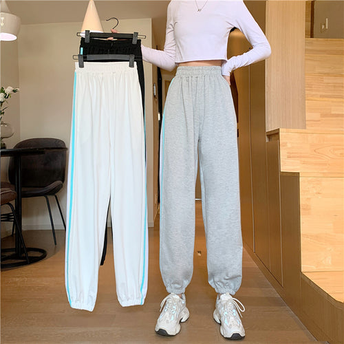 Pantalons de jogging sportifs pour femmes avec des inserts latéraux tendance Chic & Stil