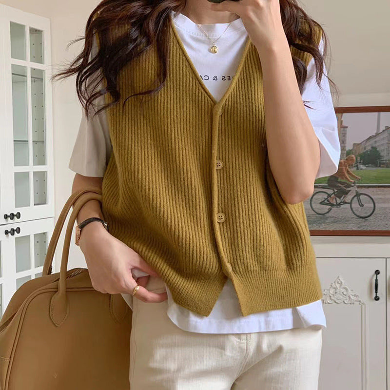 Gilet en maille pour femmes avec texture côtelée fine et détails de boutons classiques Chic & Stil