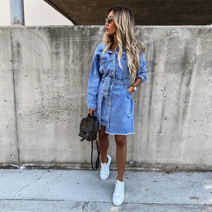 Robe en jean pour dames avec ceinture cintrée et détails de bouton Chic & Stil