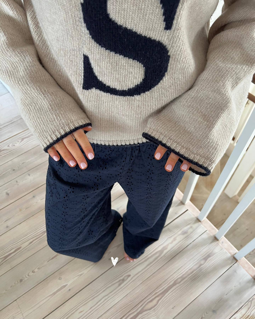 Trendy knit sweater for women with graphic design and relaxed fit pants Lune London