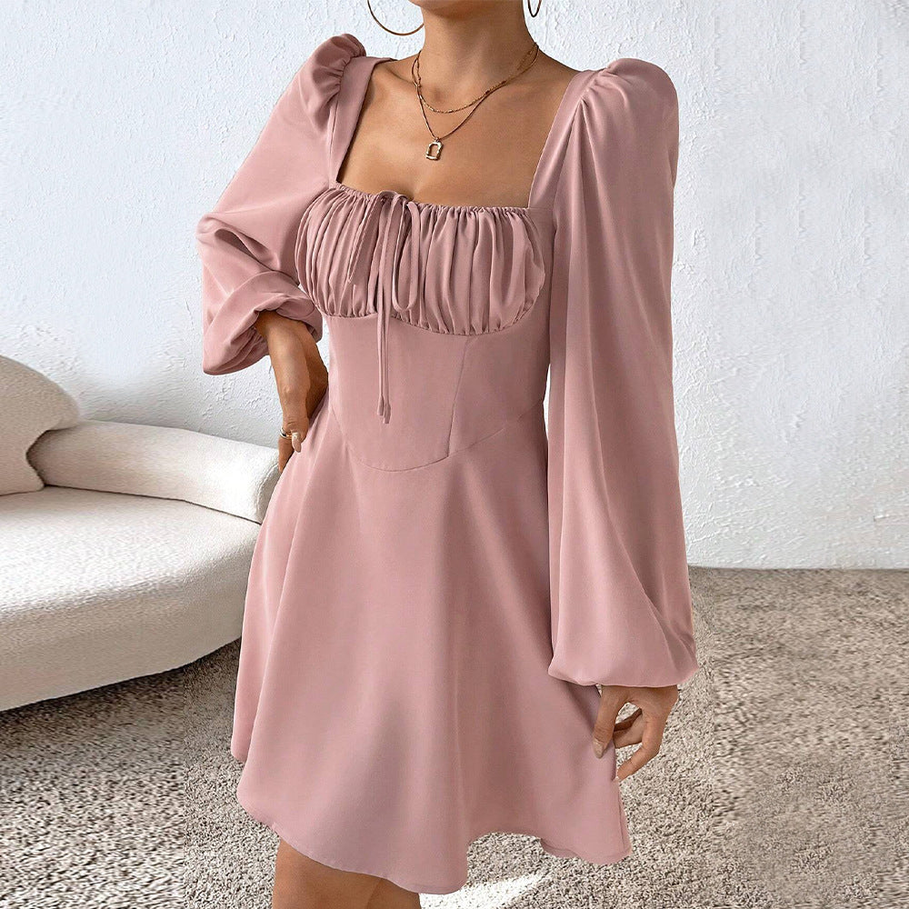 Robe mini femme avec des détails en volants et des manches bouffantes chics Chic & Stil