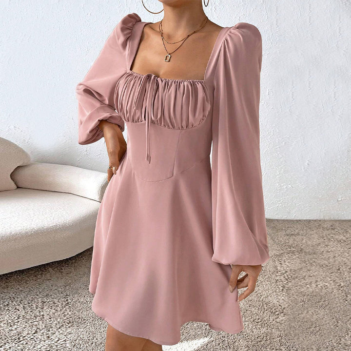Robe mini femme avec des détails en volants et des manches bouffantes chics Chic & Stil