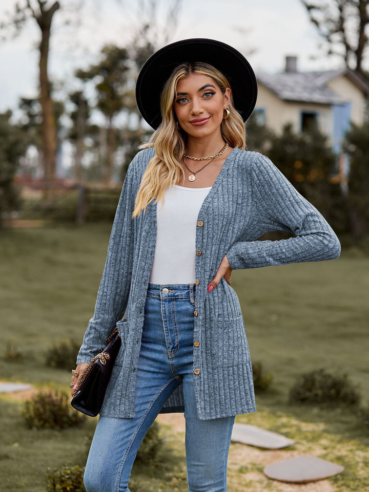 Women's cardigan with quilted structure and elegant button details Chic and Style