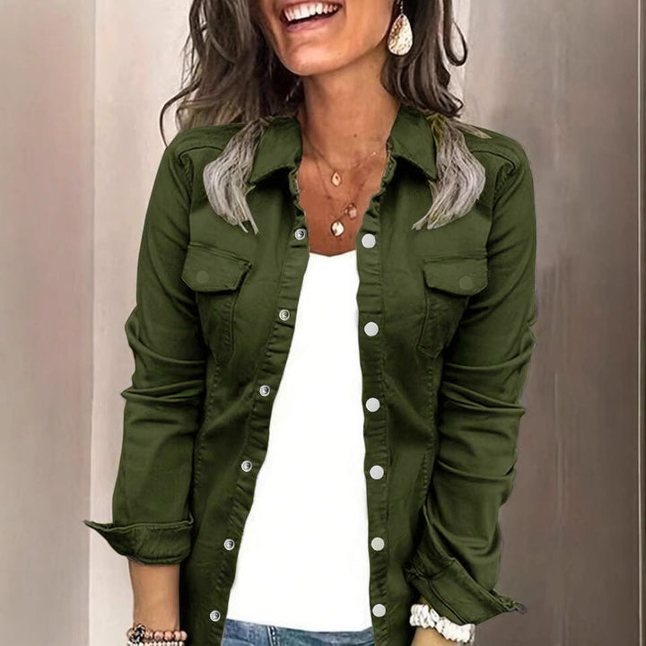 Veste chemise pour dames avec poches poitrine et détails de boutons élégants Chic & Stil