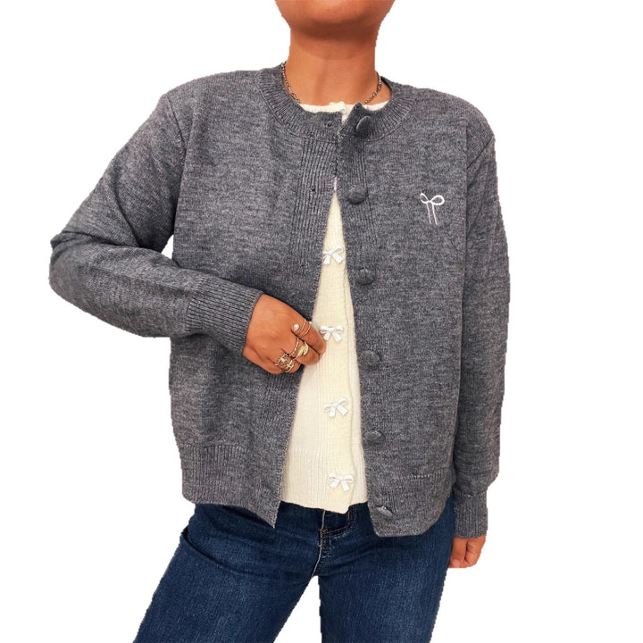 Gilet en tricot pour femmes avec des détails de boutons ludiques et une texture fine Chic & Stil
