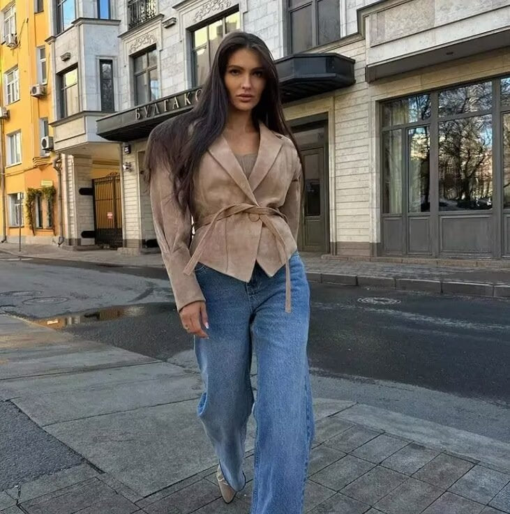 Veste en daim pour femmes avec ceinture et détails élégants aux épaules Chic & Stil