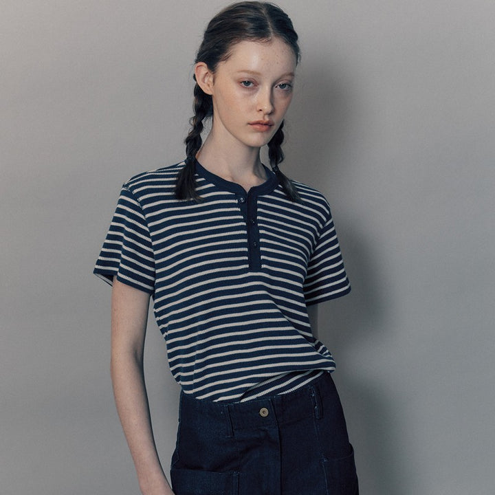 Chemisier à manches courtes à rayures tendance pour femmes avec patte de boutonnage Chic & Stil