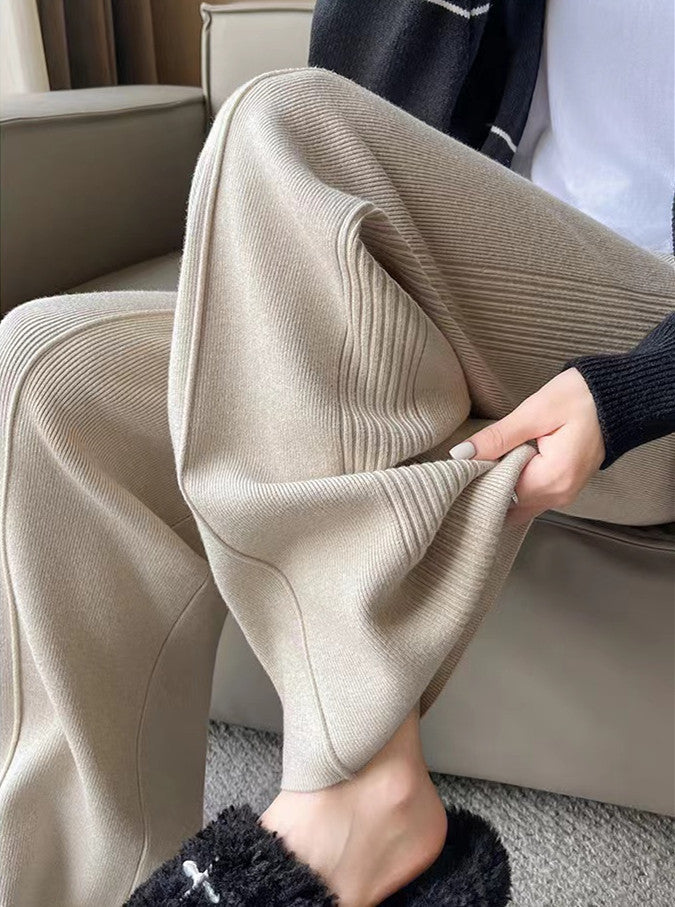 Pantalons en tricot de haute qualité pour femmes avec une taille douce et une élégante structure en rib Chic & Stil