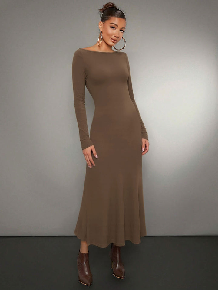 Robe midi à manches longues pour femmes avec un élégant col rond et un ourlet flottant Chic & Stil