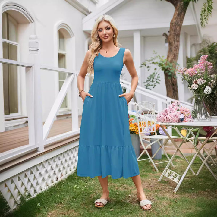 Maxi dress for women with practical pockets and flowy skirt Lune London