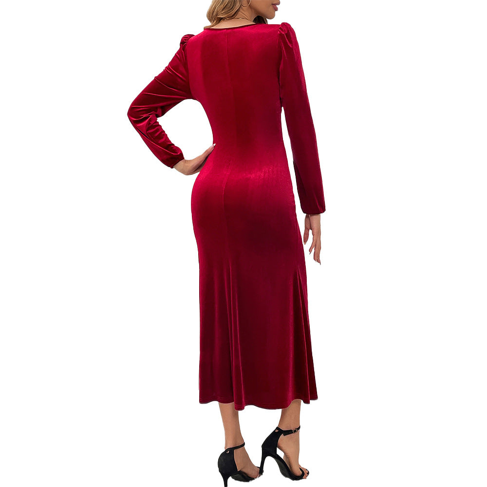 Elegant mid-length velvet dress for women with long sleeves and heart-shaped neckline Chic & Stil