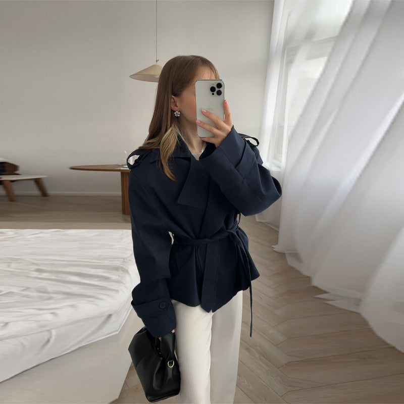 Manteau trench élégant pour femme avec ceinture et grands revers Chic & Stil