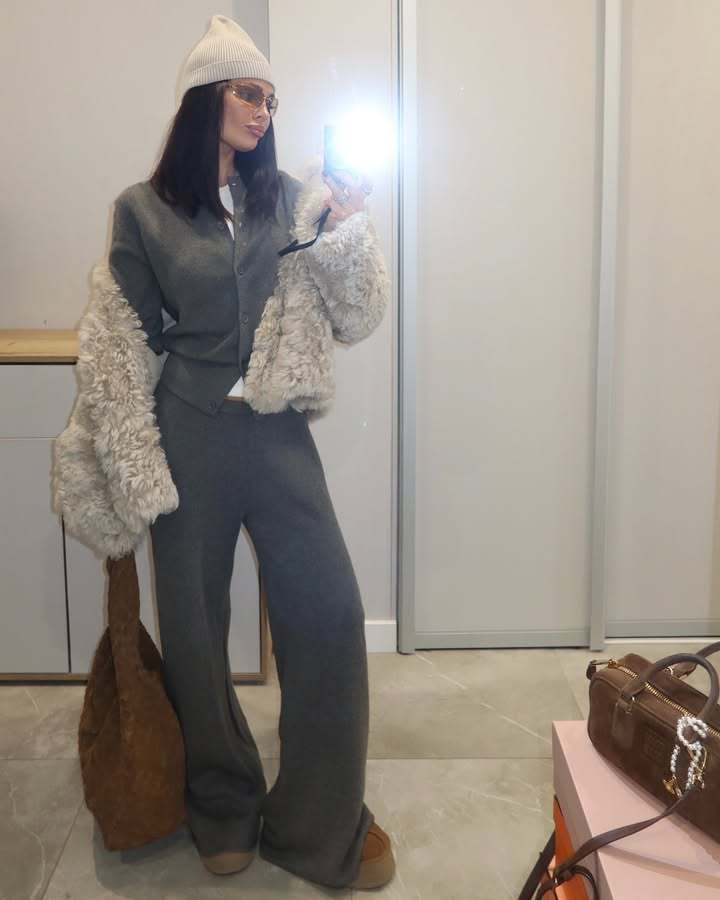 Casual knitted ensemble for women with button closure and comfortable fit Lune London