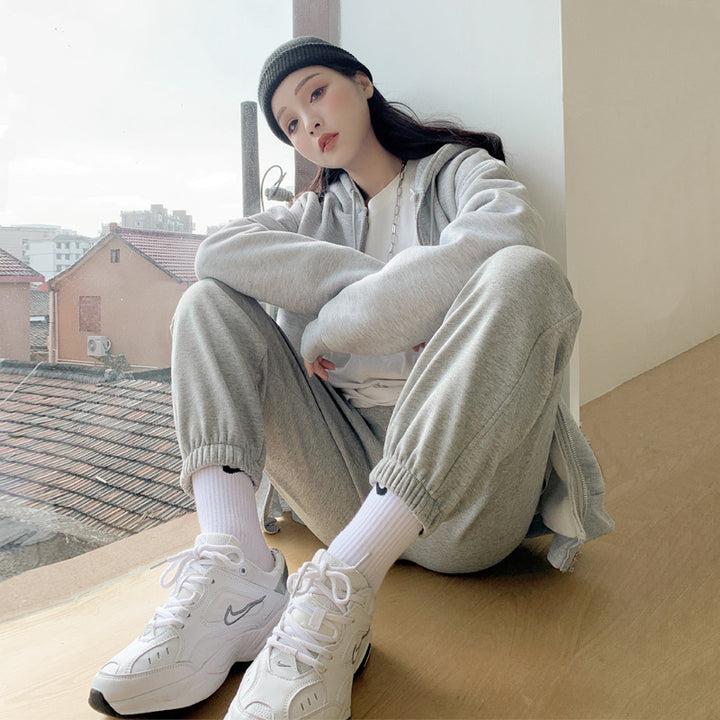 Ladies comfortable sports pants with elastic waistband and modern details Lune London