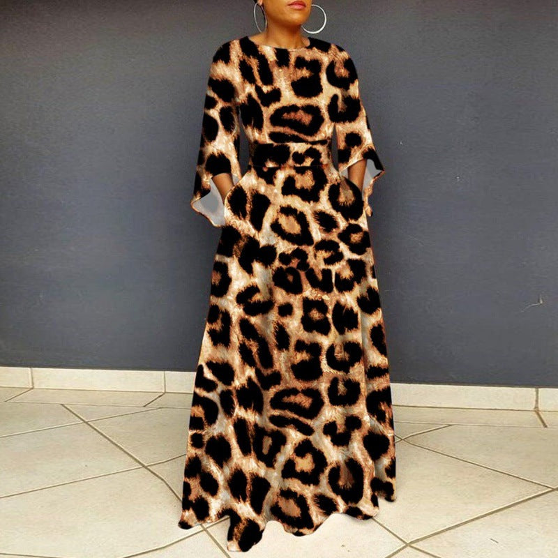 Robe maxi pour femmes avec imprimé léopard et coupe ajustée Chic & Stil