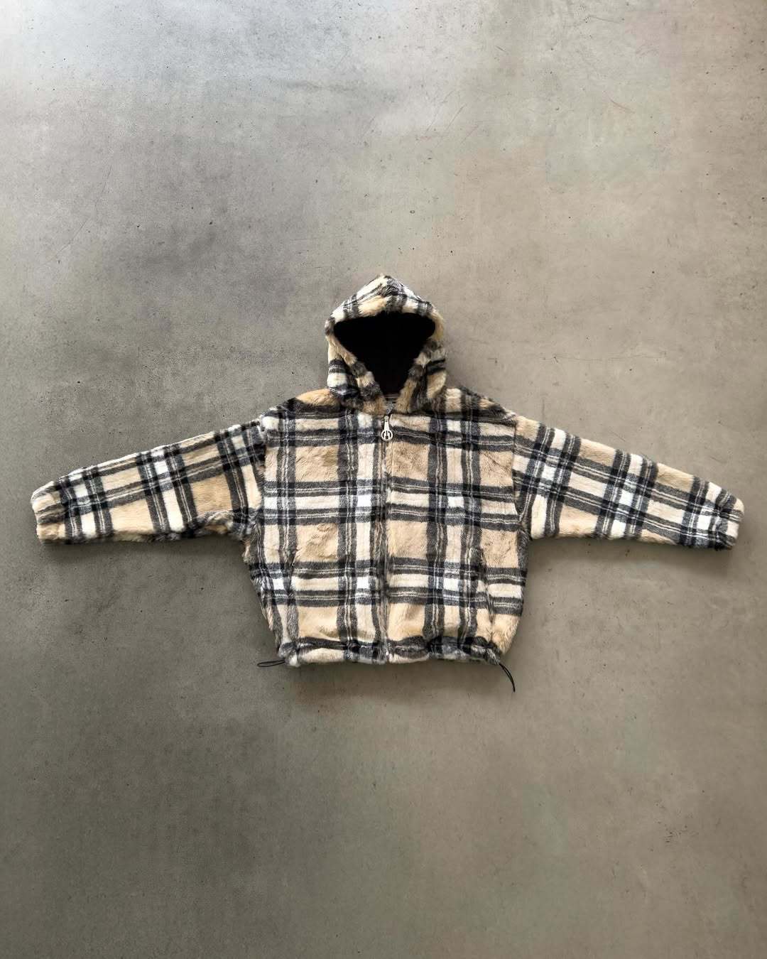 Veste à capuche pour femmes en motif à carreaux modernes avec poches zippées sur les côtés Chic & Stil