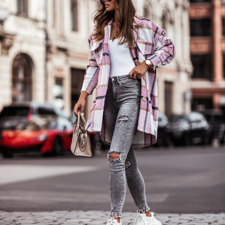 Oversized blazer jacket for women with a checkered design, featuring practical pockets and chic button details.