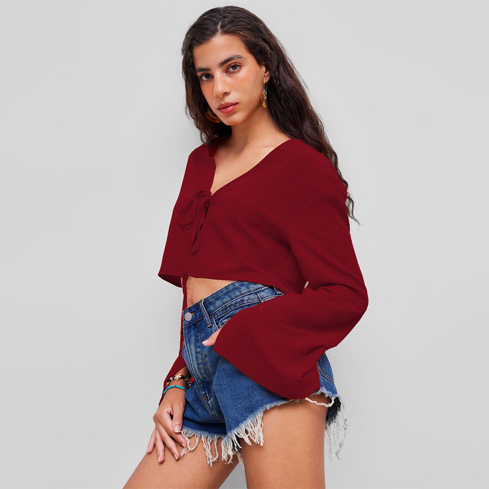 Short top for women with a deep V neckline and a playful bow Chic & Stil