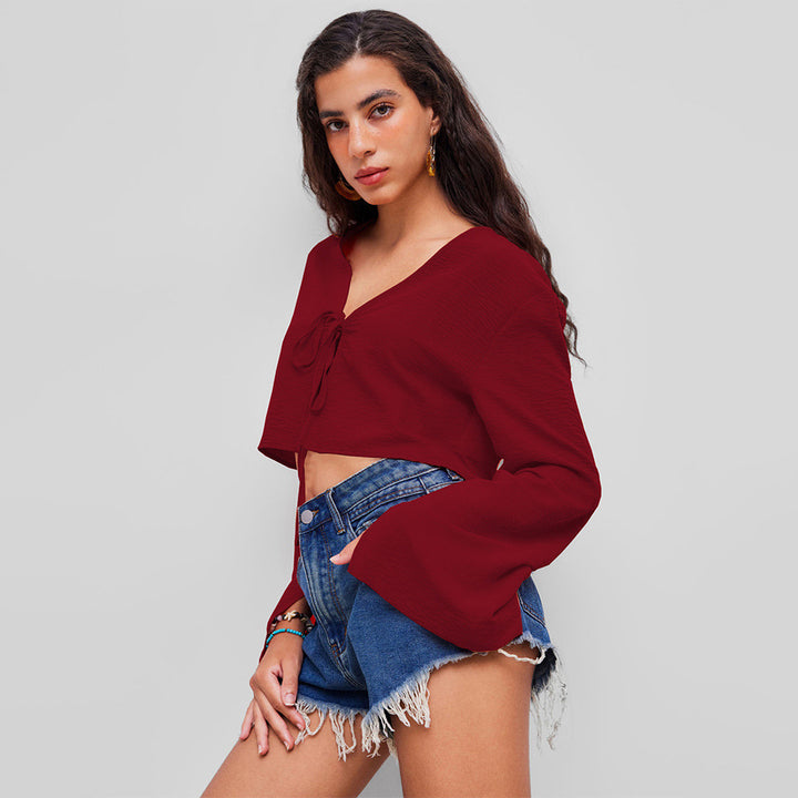 Short top for women with a deep V neckline and a playful bow Chic & Stil