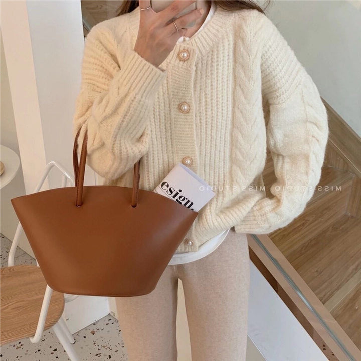 Cardigan Tricot Doux pour Femmes avec Détails de Boutons en Perle et Texture en Tricot Câble Chic & Stil