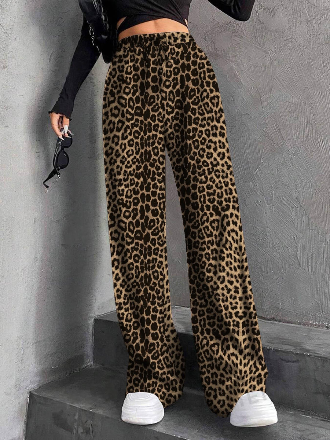 Pantalons plissés à coupe large pour femmes avec taille élastique et poches latérales pratiques Chic & Stil