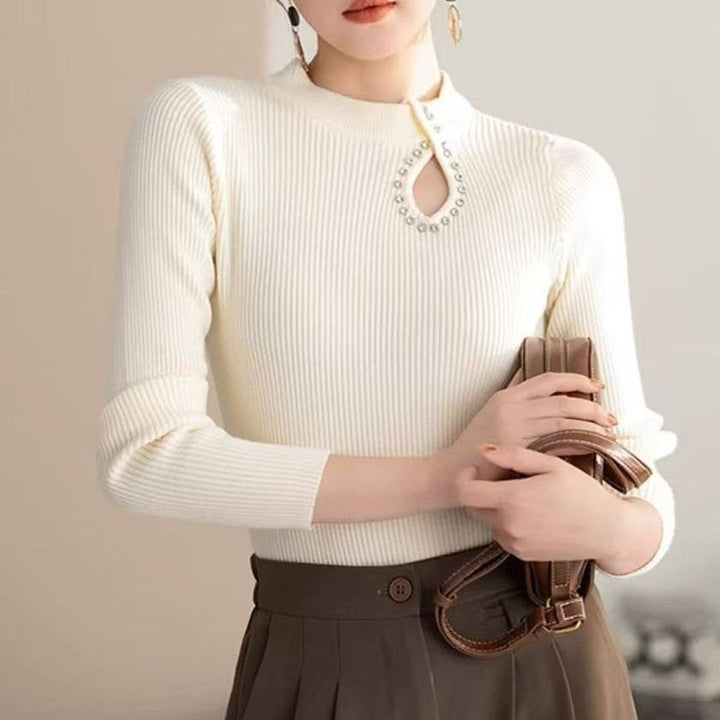 Chemise à manches longues pour femmes avec décolleté élégant et détails en bijoux Chic & Stil
