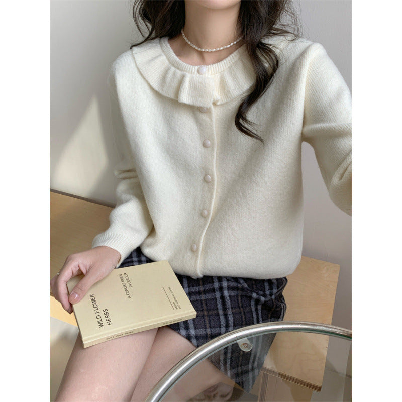 Pull en tricot pour femme avec col volant romantique et fin détails de boutons Chic & Stil