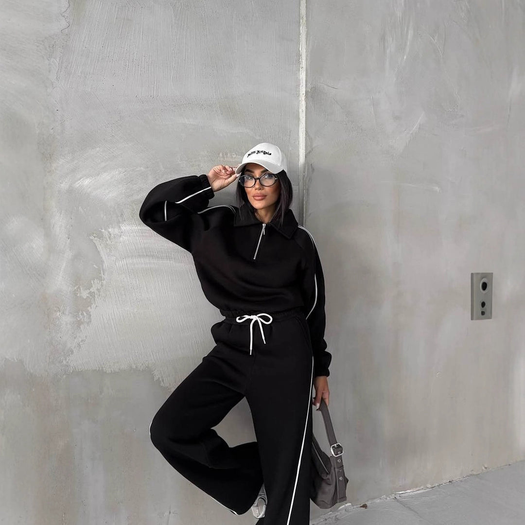 Women's sports set with high collar and loose fit Lune London
