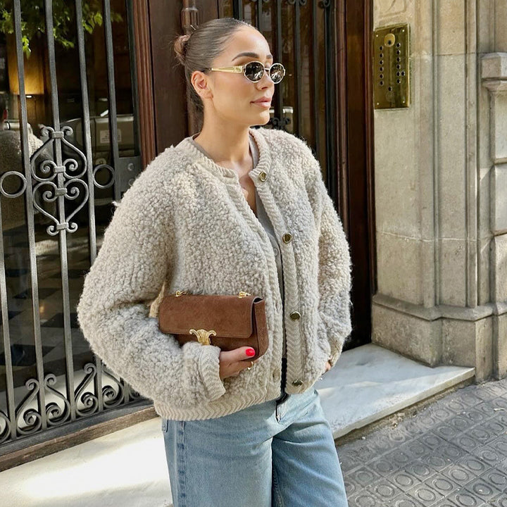 Cozy fleece jacket for women with decorative wooden buttons and an elegant fit Lune London