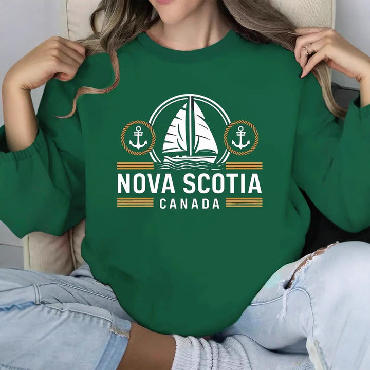 Sweat-shirt pour femmes avec un motif de voile maritime et une lettrage Chic & Stil discret
