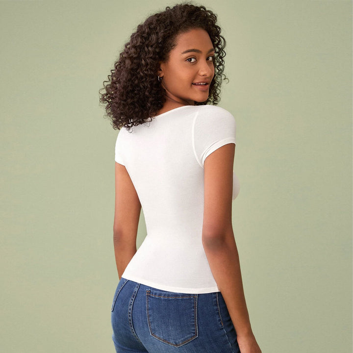 T-shirt ajusté pour femmes avec un décolleté en V profond et des manches courtes Chic & Stil