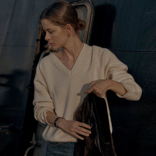 High quality wool pullover with V-neck for women Lune London