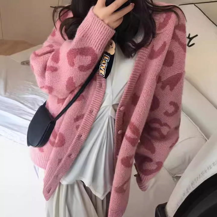Knitted cardigan for women with a striking leopard pattern and a generous fit Lune London