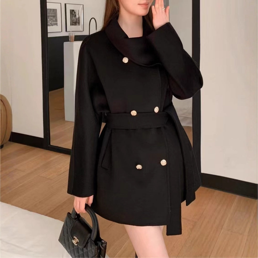 Veste courte à la mode pour femmes avec col asymétrique et détails de boutons dorés Chic & Stil