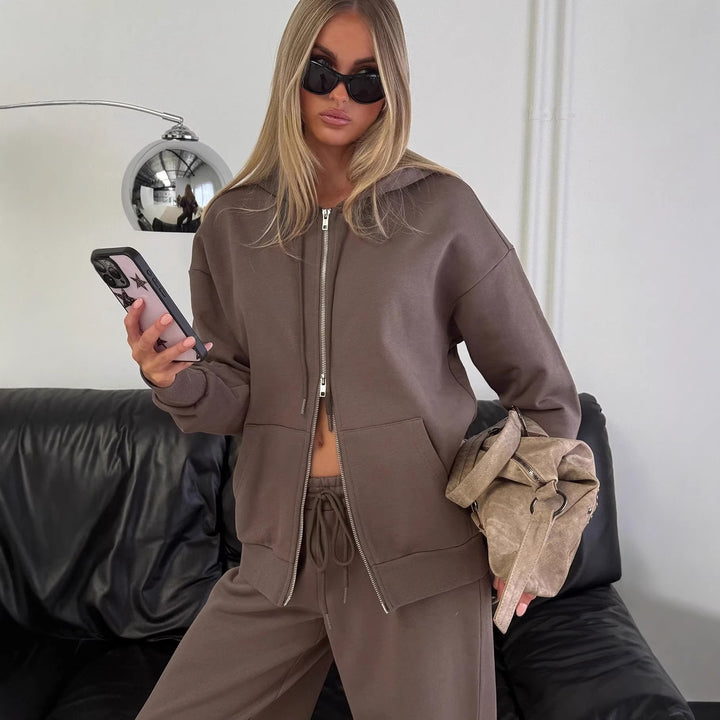 Women's fashionable lounge set with a relaxed fit and innovative design Chic & Stil