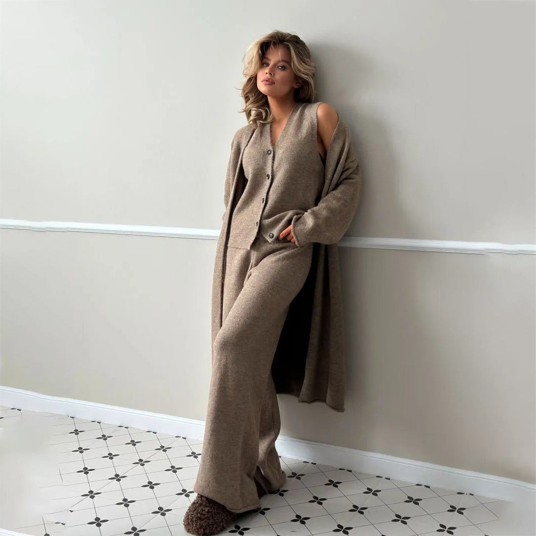 Women's loungewear set with impressive cardigan and wide leg pant style Lune London