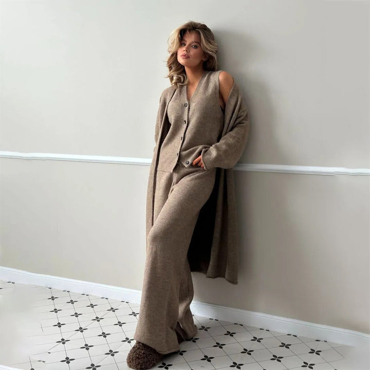 Women's loungewear set with impressive cardigan and wide leg pant style Lune London