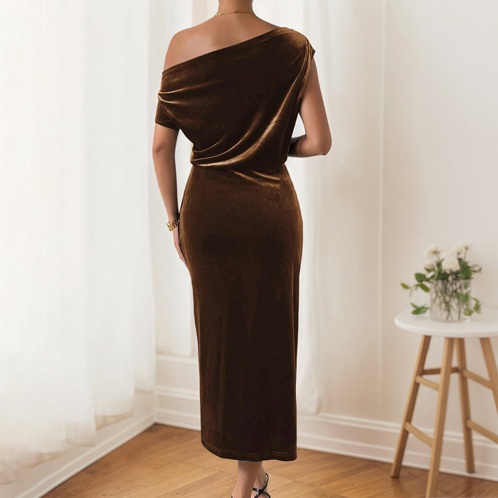 Elegant Maxi Dress for Women with Bardot Design and Luxurious Velvet Chic & Stil