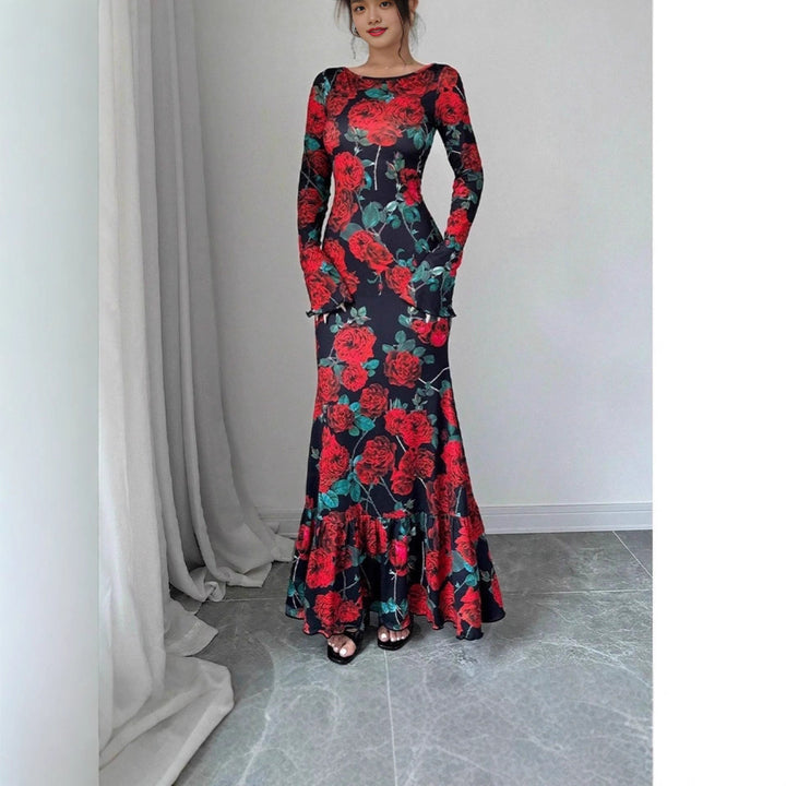 Robe maxi élégante pour femmes avec des détails de volants floraux et des manches longues Chic & Stil
