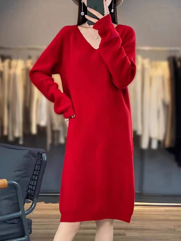 Comfortable knit dress for women with V-neck and relaxed fit Lune London