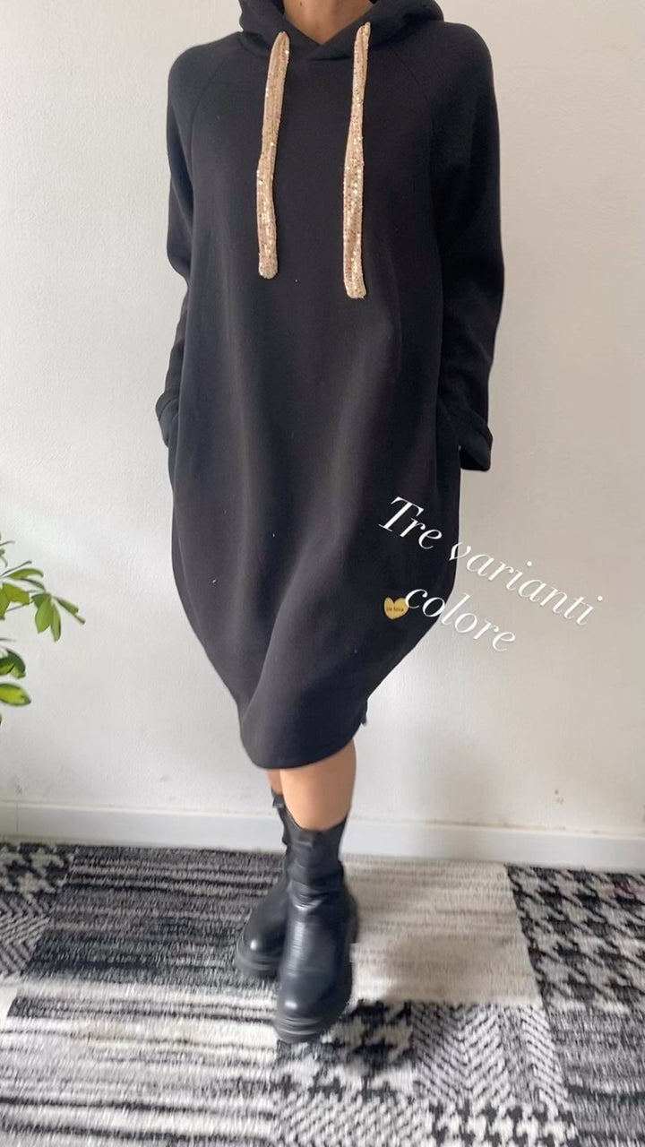 Robe hoodie femme dans un style décontracté oversize avec des accents scintillants Chic & Stil
