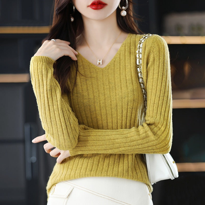Pull femme en maille avec une structure à côtes fines et décolleté en V