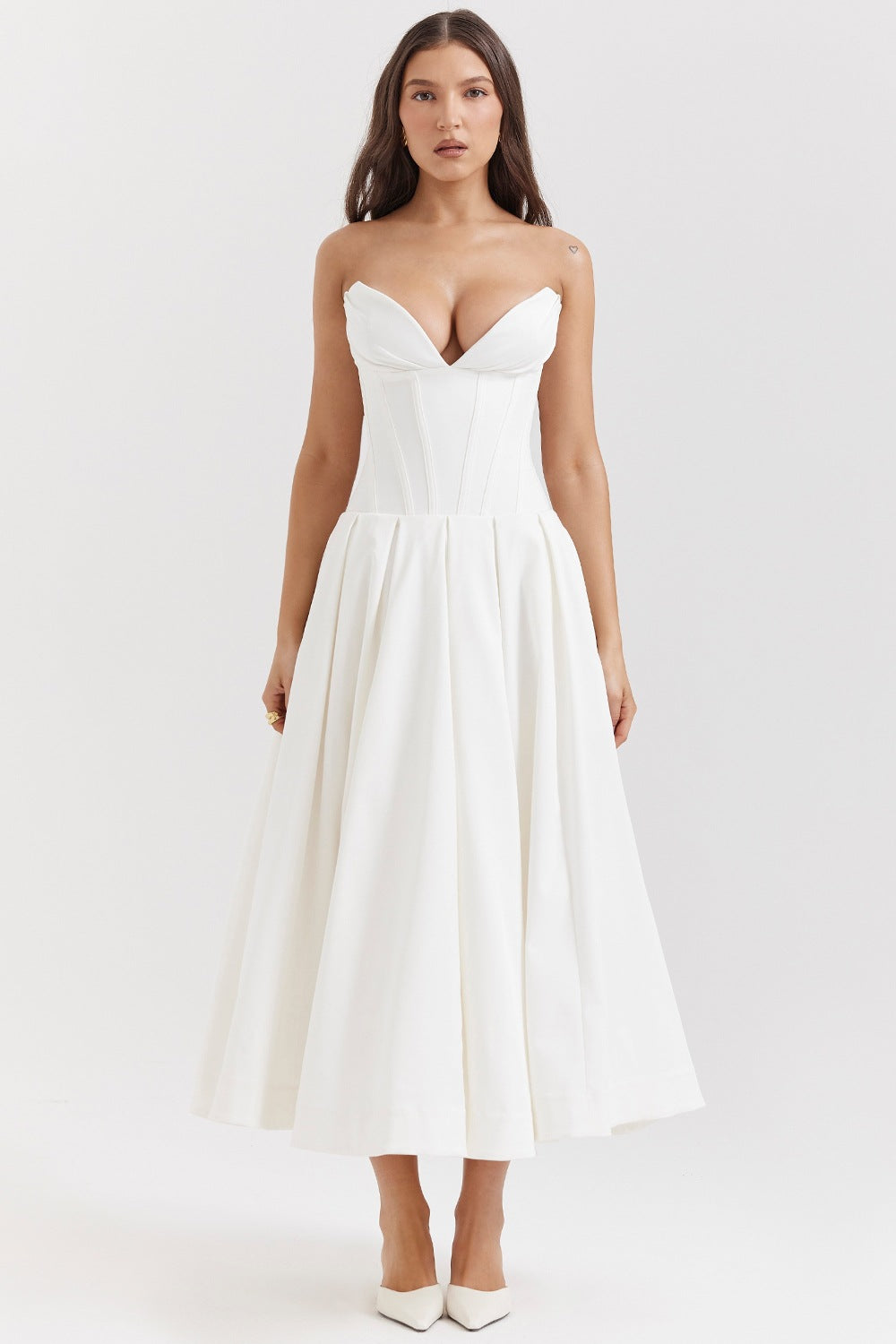 Maxi Couture Dress for women with an elegant heart neckline and a flared skirt Chic & Stil