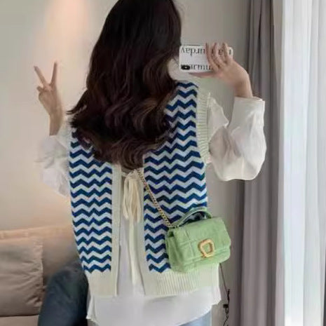 Women's knitted sweater with zigzag pattern and elegant collar Lune London