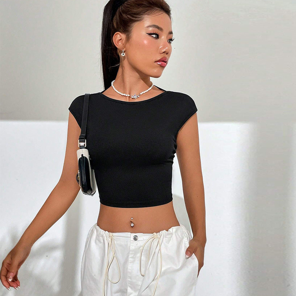 Short women's t-shirt with a harmonious ribbed design and a trendy round neck Chic & Stil