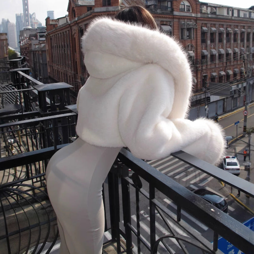 Women short fashionable jacket with luxurious faux fur collar Lune London