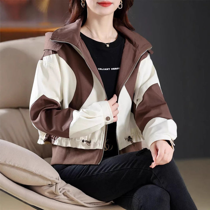 Veste de transition à la mode pour femmes avec capuche et design contrasté Chic & Stil