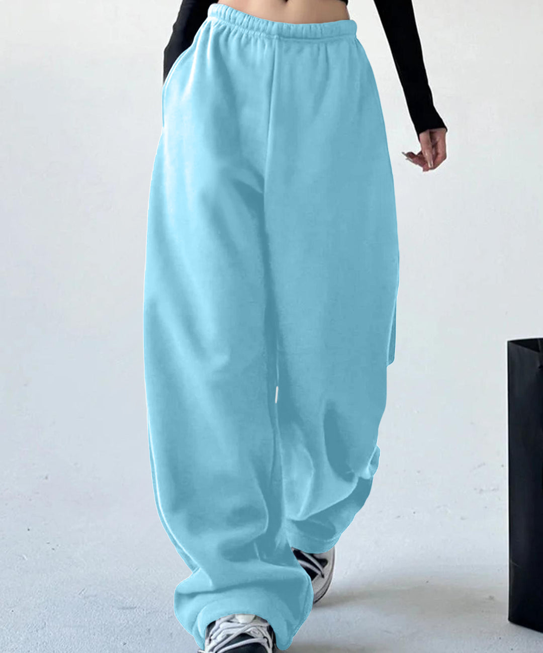 Loose leisure pants for women with elastic waistband and side pockets Lune London