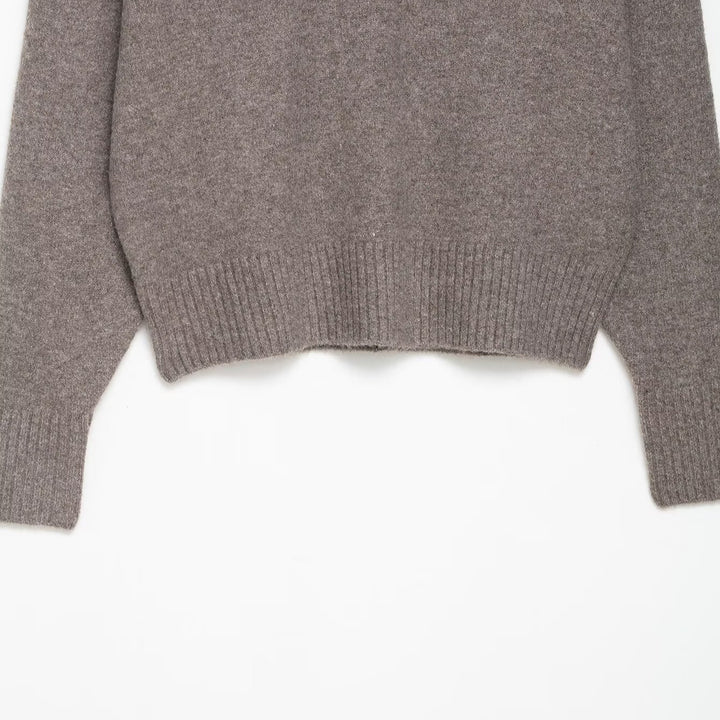 Elegant V-neck sweater for ladies with a fine wool collar Lune London