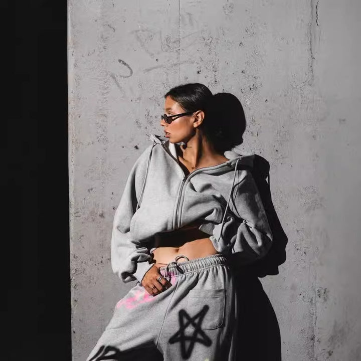 Ensemble de sweat à capuche et de pantalon de jogging pour femmes dans un design graffiti urbain Chic & Stil